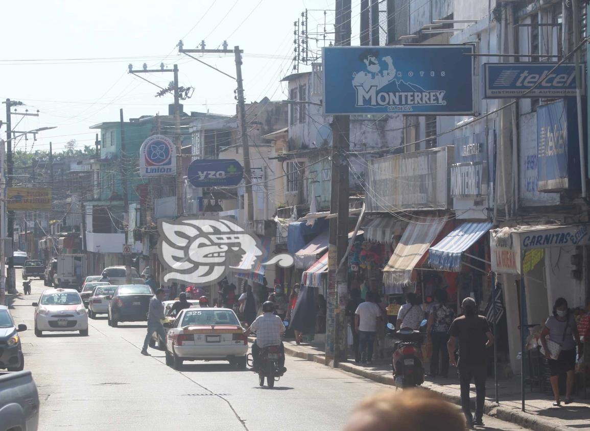 Mujer usa a menor para cobrar piso a comercios de Agua Dulce