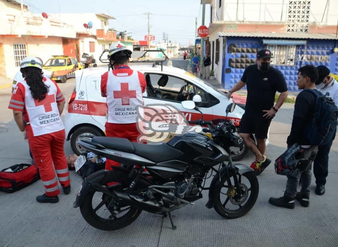 Motociclista resulta lesionado tras ser impactado por taxista