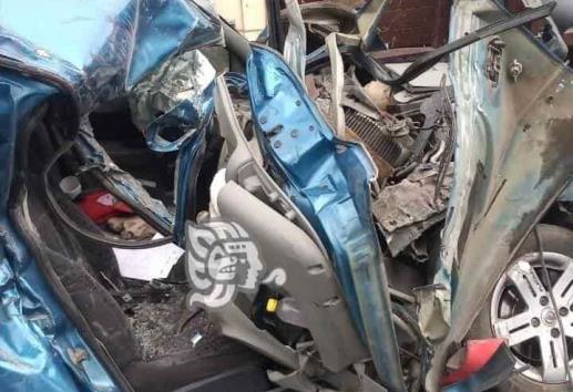 Chocan camión de volteo y automóvil en la Córdoba-Veracruz; hay un lesionado