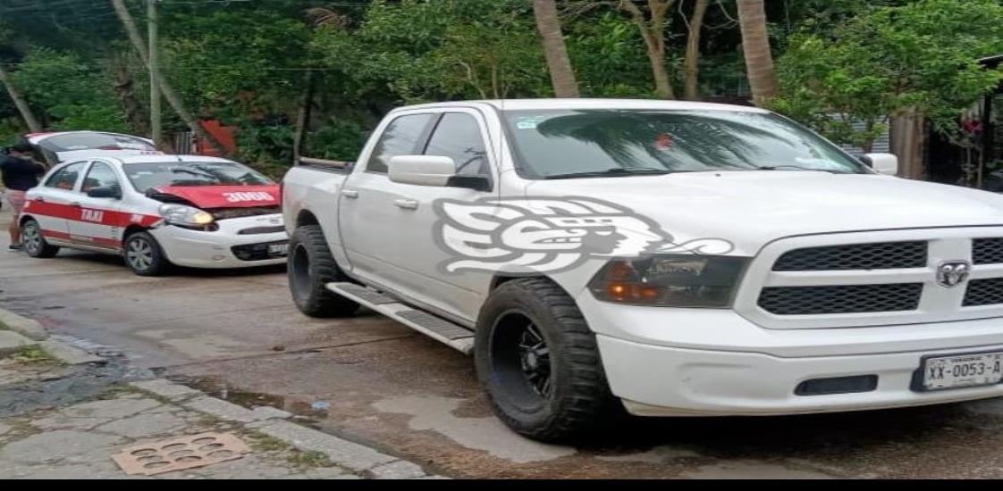 Chocan por alcance taxi y camioneta en la colonia Constituyentes