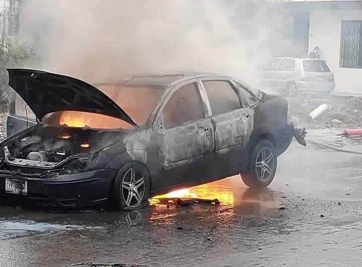 Se quema vehículo en San Rafael