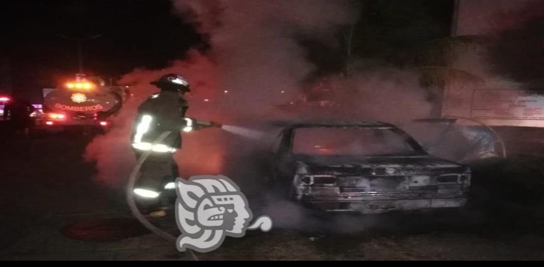 Arde auto en Villa San Martín