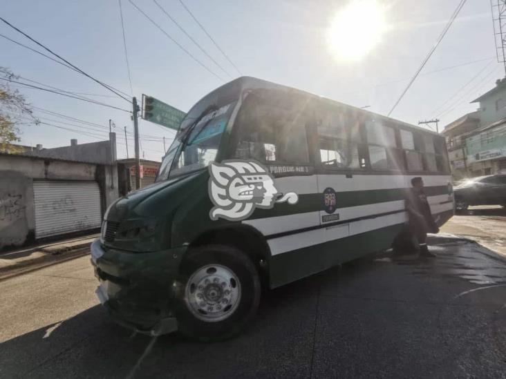 Se registra accidente entre dos unidades en calles de Veracruz