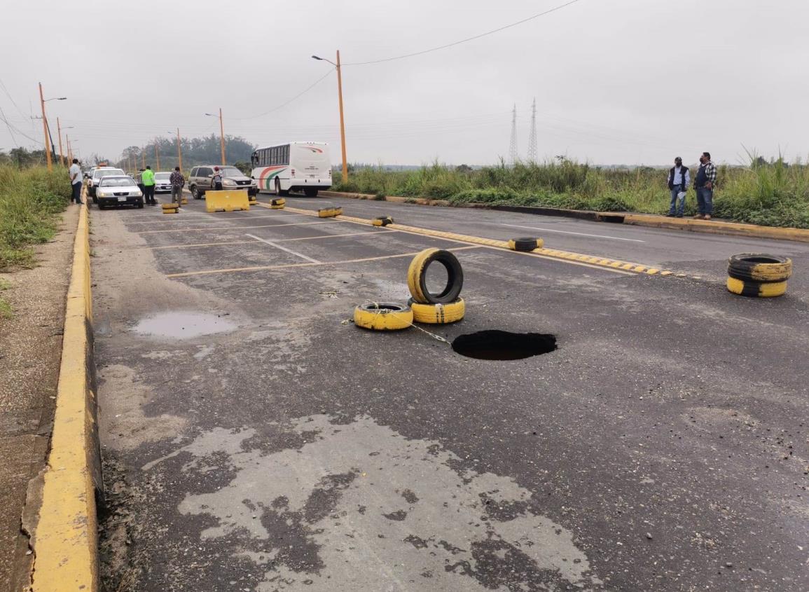 Por socavón desvían la circulación en la carretera 4 carriles del Sur