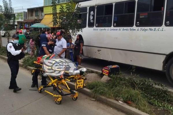 Reportan grave a señora que fue arrollada por un autobús SUX, en Xalapa