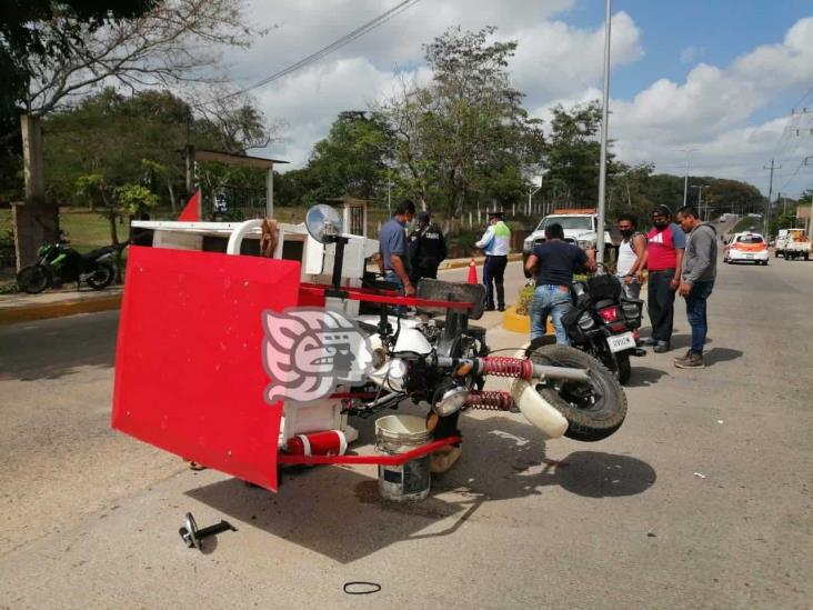 Choque y volcadura de trimoto de gasera en Oluta