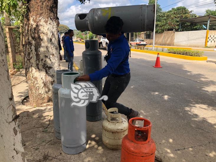 Choque y volcadura de trimoto de gasera en Oluta