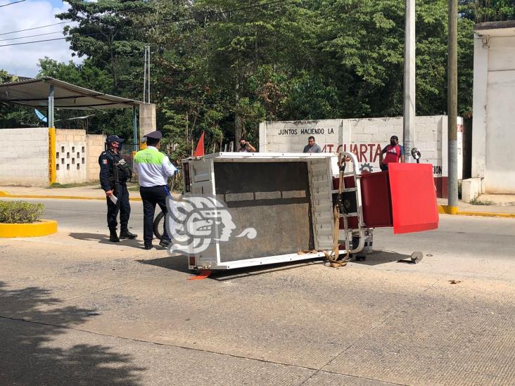 Choque y volcadura de trimoto de gasera en Oluta