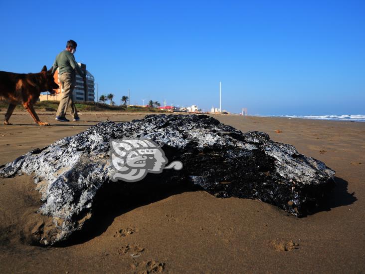 Reaparecen manchas de hidrocarburo en playas de Coatzacoalcos