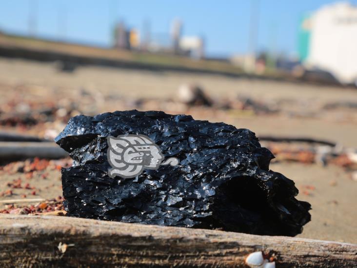 Reaparecen manchas de hidrocarburo en playas de Coatzacoalcos