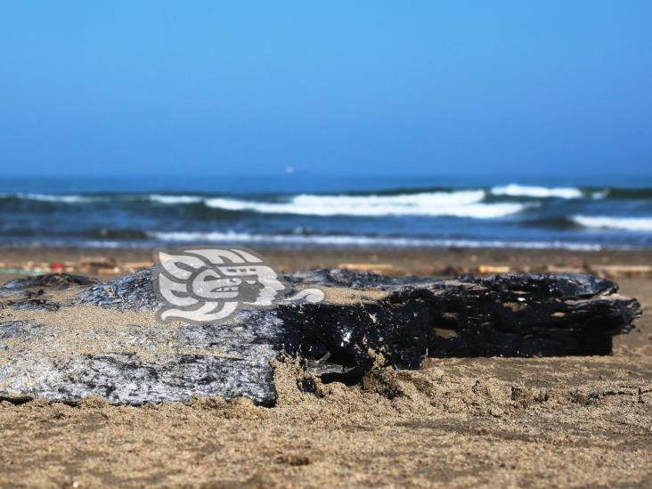 Reaparecen manchas de hidrocarburo en playas de Coatzacoalcos