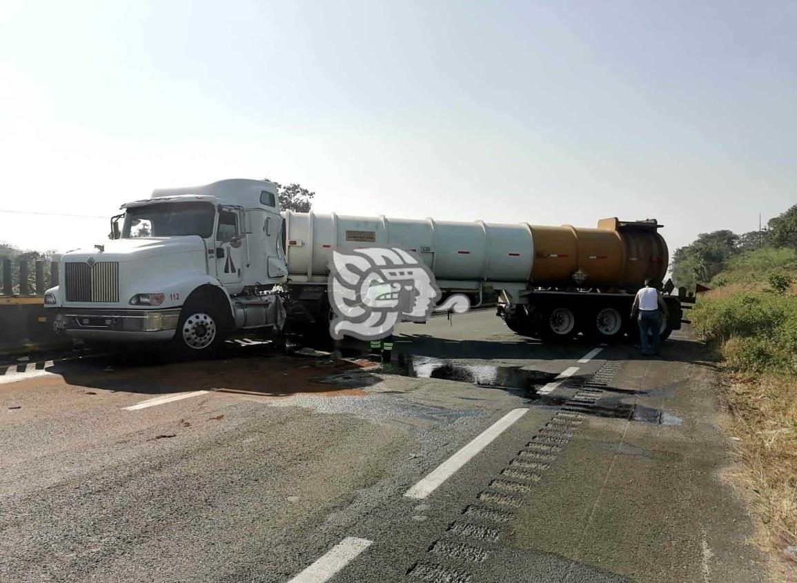 Pipa impacta muro central sobre la autopista en Acayucan