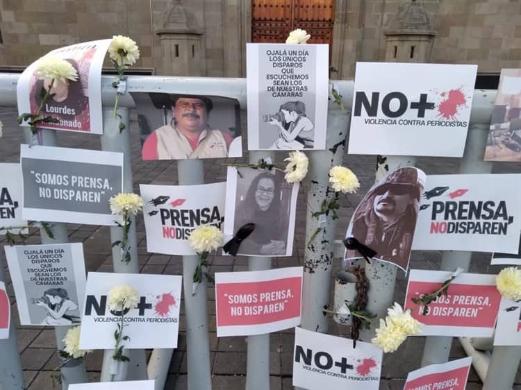 Periodismo en riesgo, periodistas protestan al exterior de Palacio Nacional