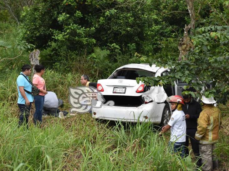 Vuelca familia en San Juan Evangelista; muere menor de 10 años