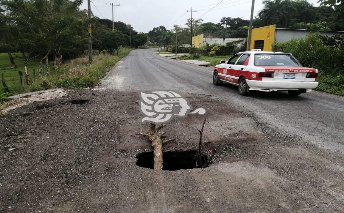 Se formó un socavón sobre carretera Las Choapas-Paralelo