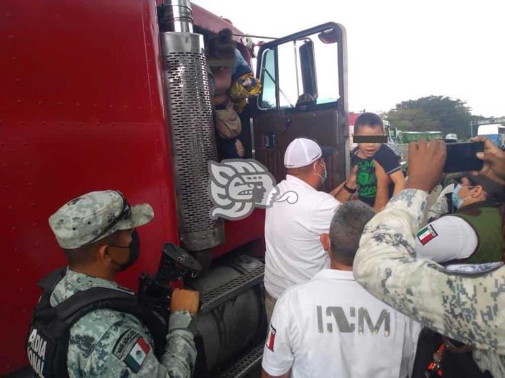 Rescatan a 18 guatemaltecos en autopista de Acayucan; un detenido