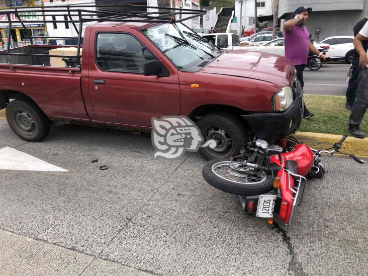 Choque deja a motociclista lesionado en calles de Veracruz