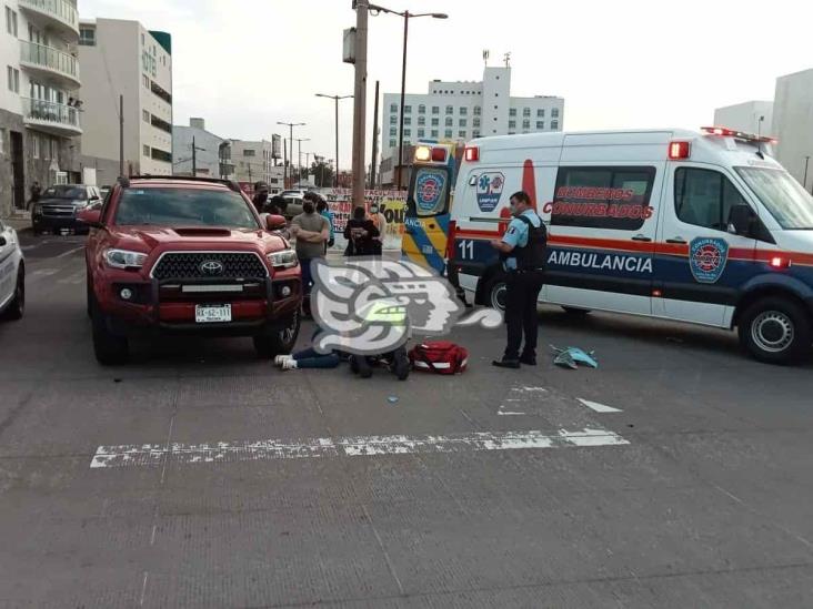 Joven motociclista resulta lesionado tras ser impactado por camioneta