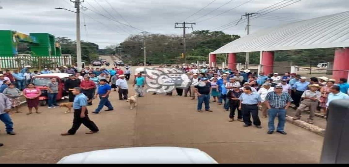 Representante de Procuraduría Agraria planta a ejidatarios