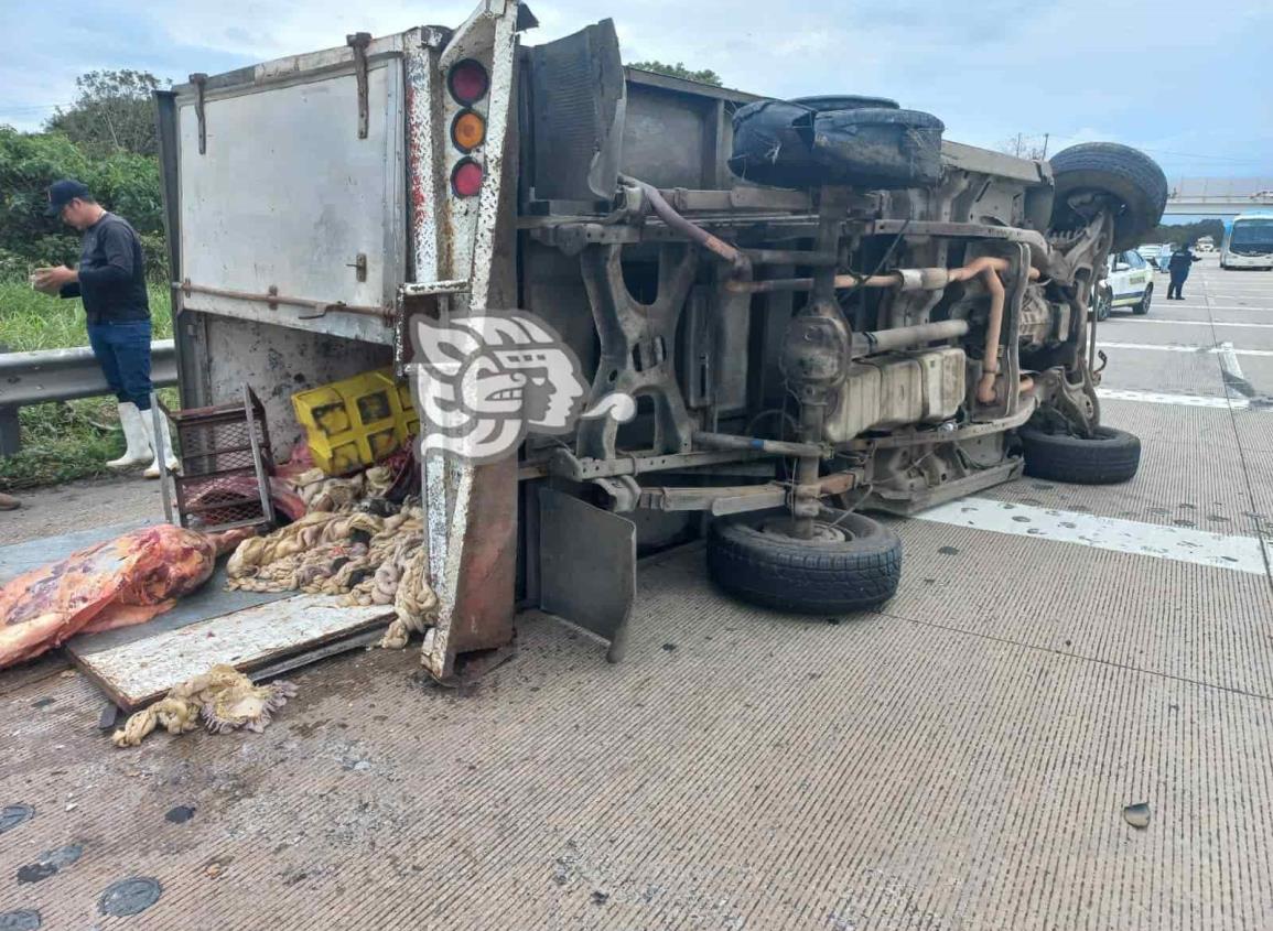 Camioneta cargada de carne vuelca en autopista Cosolea-Nuevo Teapa