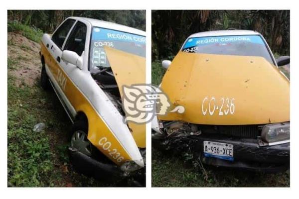 En localidad de Córdoba, abandonan taxi chocado