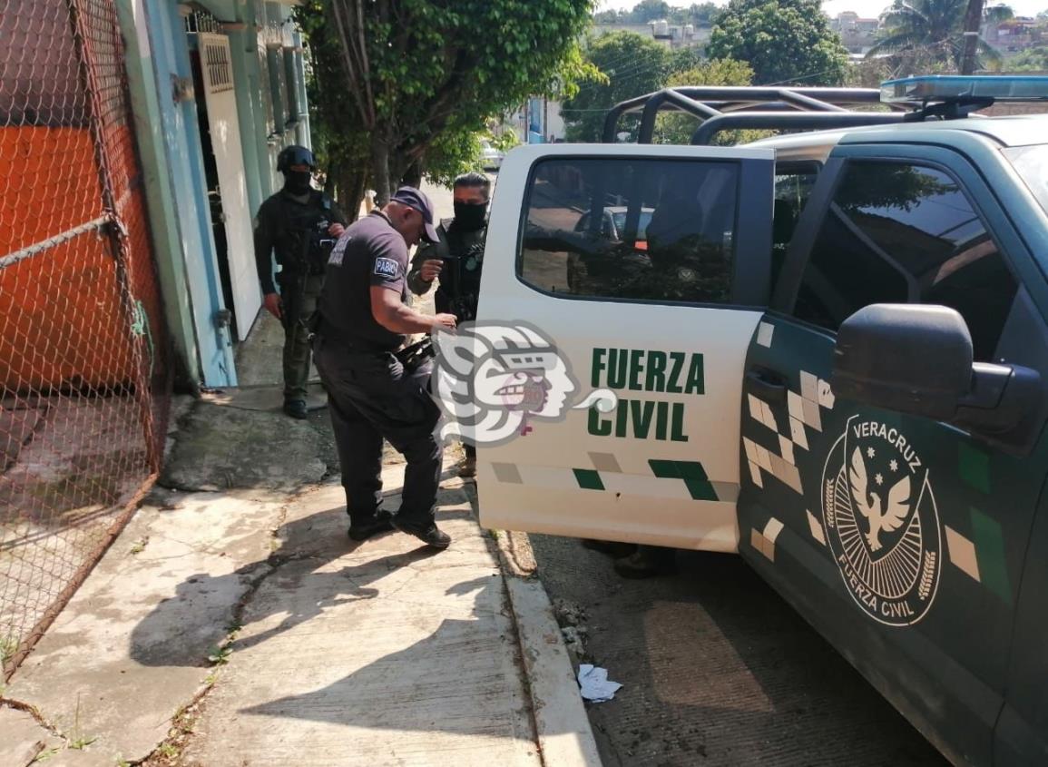 Por alerta de hombre armado, Fuerza Civil inspecciona camión en Acayucan