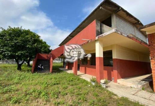 Exigen destitución de director de primaria en Cosoleacaque