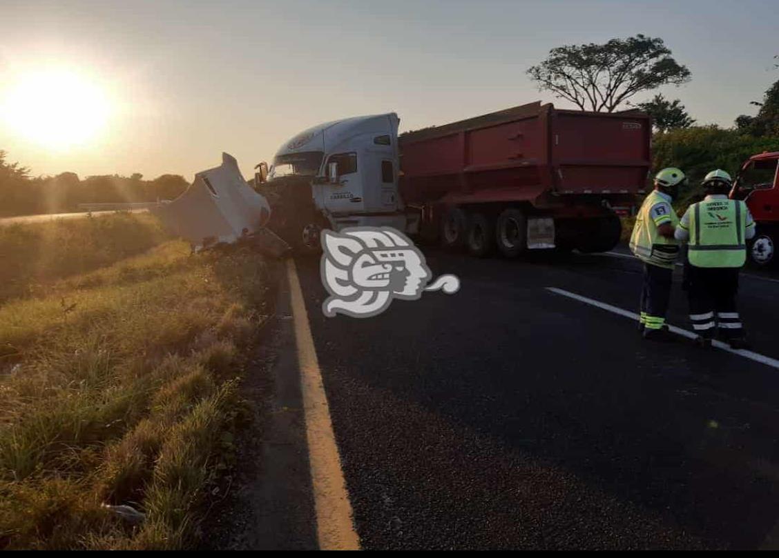 Choque y salida de camino en autopista de Acayucan