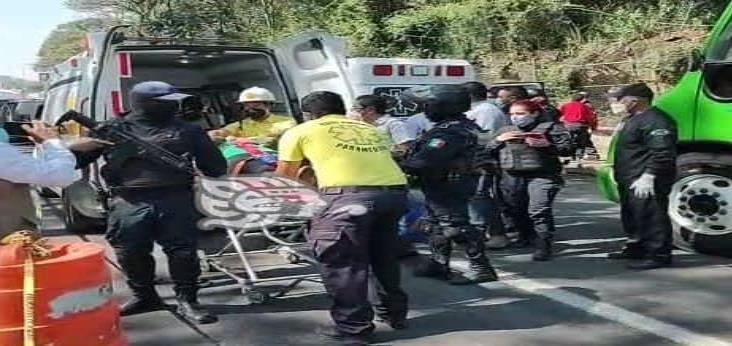 Choque de autobuses en Xalapa deja 15 personas lesionadas