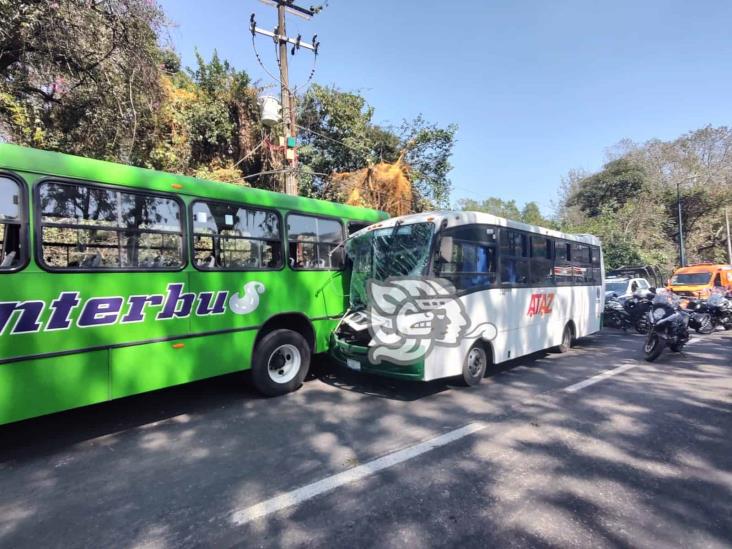 Choque de autobuses en Xalapa deja 15 personas lesionadas