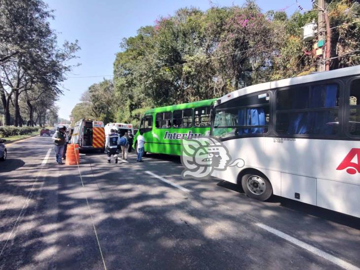 Choque de autobuses en Xalapa deja 15 personas lesionadas