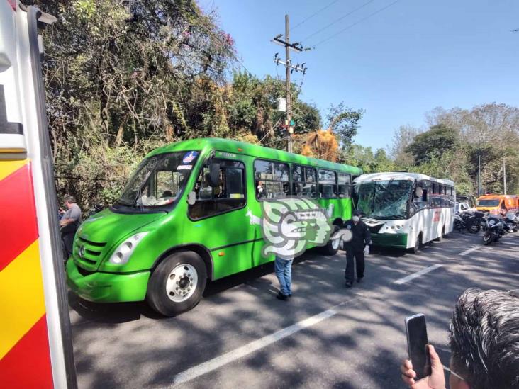 Choque de autobuses en Xalapa deja 15 personas lesionadas