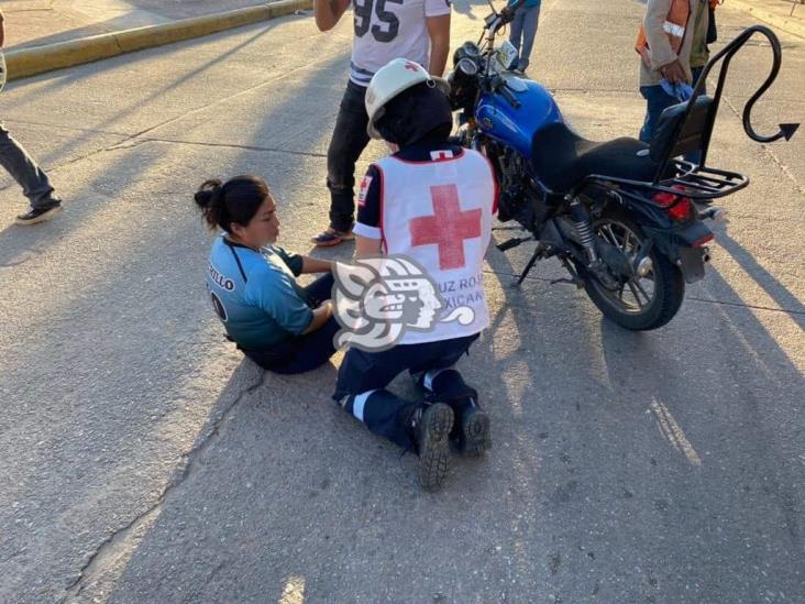 Pareja de motociclistas chocan contra puerta de taxi en Minatitlán