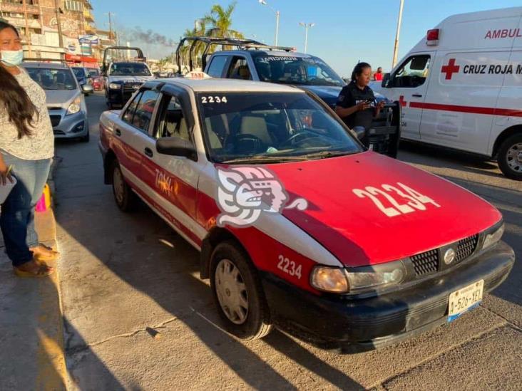 Pareja de motociclistas chocan contra puerta de taxi en Minatitlán