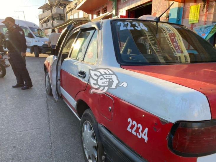 Pareja de motociclistas chocan contra puerta de taxi en Minatitlán