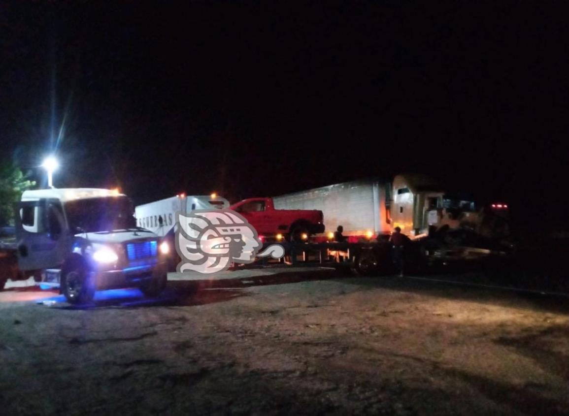 Chocan dos tráilers en la Coatzacoalcos-Villahermosa