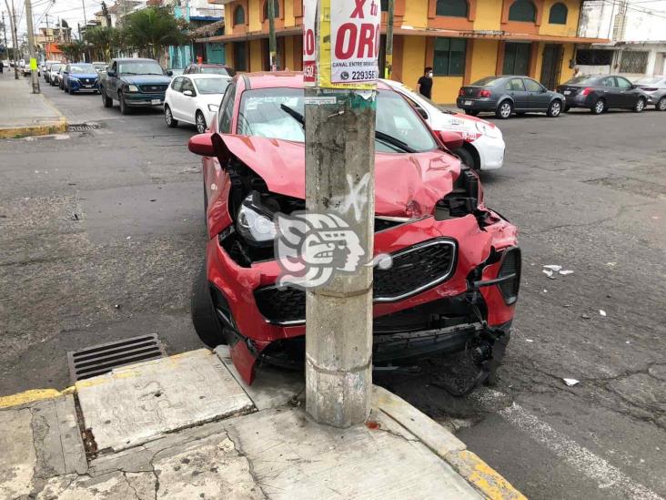 Choque entre dos camionetas deja severos daños materiales en Veracruz