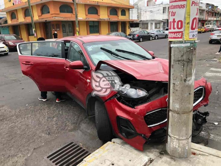 Choque entre dos camionetas deja severos daños materiales en Veracruz