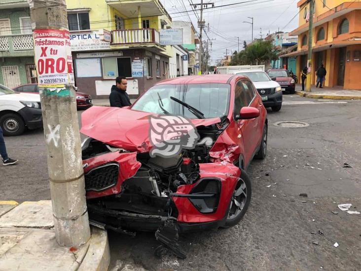 Choque entre dos camionetas deja severos daños materiales en Veracruz