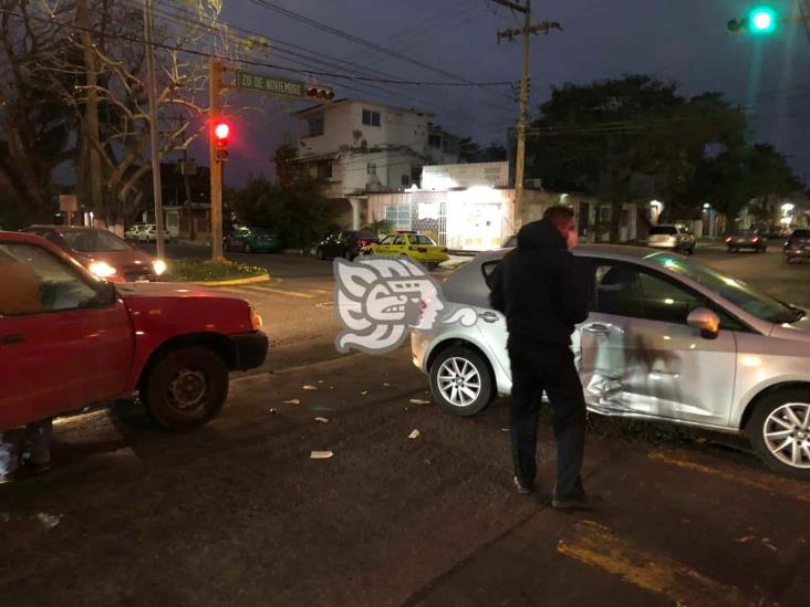 Choque entre dos unidades deja solo daños materiales