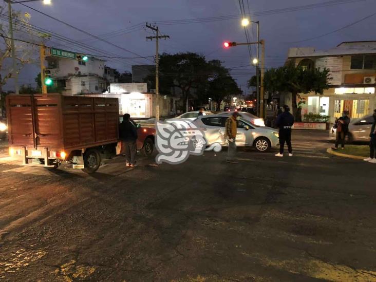 Choque entre dos unidades deja solo daños materiales