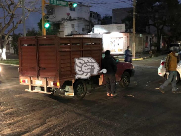 Choque entre dos unidades deja solo daños materiales