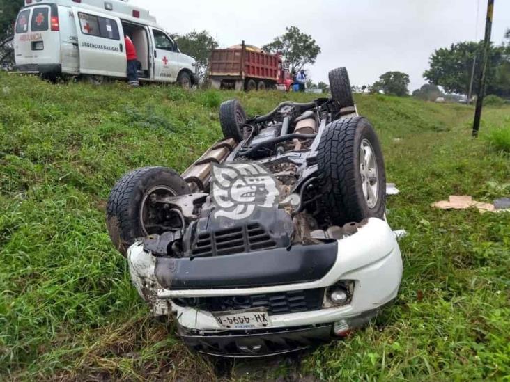 Camioneta vuelva sobre carretera federal San Rafael-Casitas