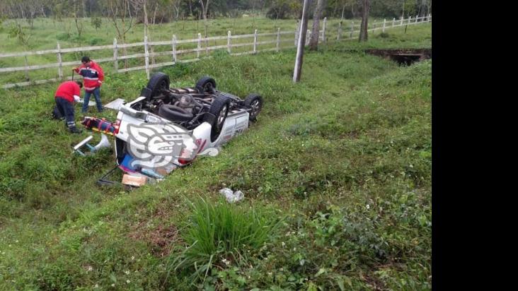 Camioneta vuelva sobre carretera federal San Rafael-Casitas