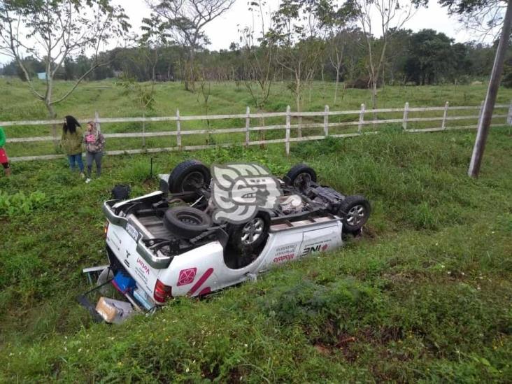 Camioneta vuelva sobre carretera federal San Rafael-Casitas