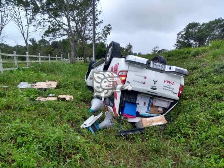 Camioneta vuelva sobre carretera federal San Rafael-Casitas