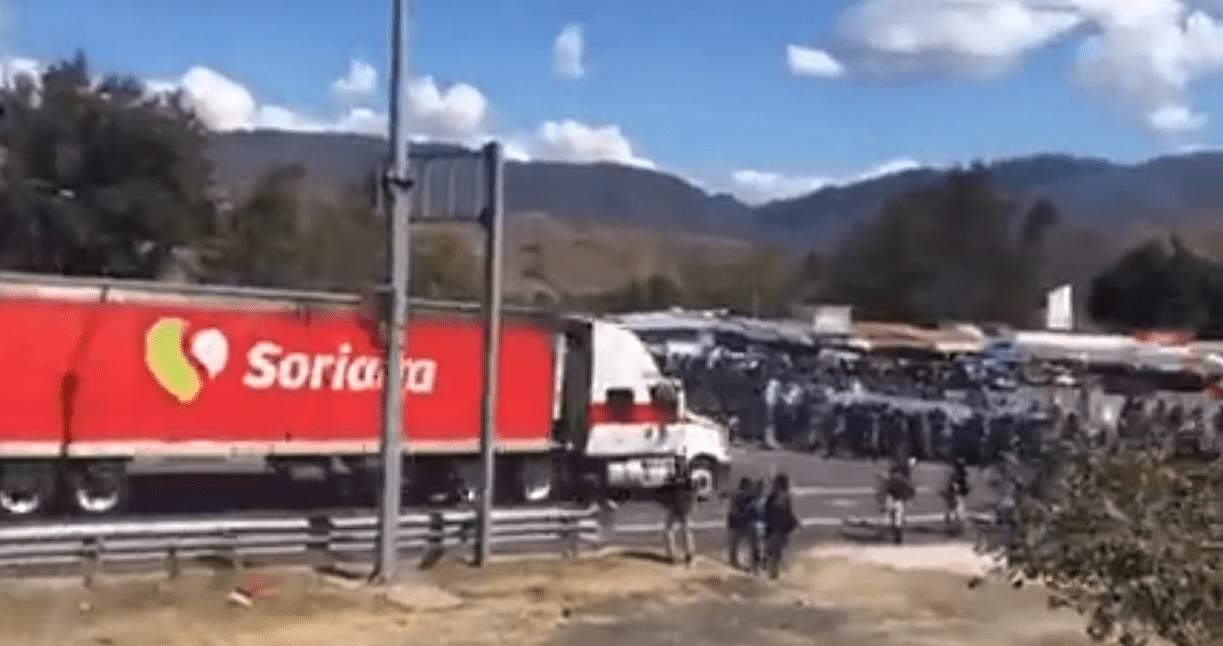 Normalistas embisten con tráiler sin frenos a elementos de la Guardia Nacional