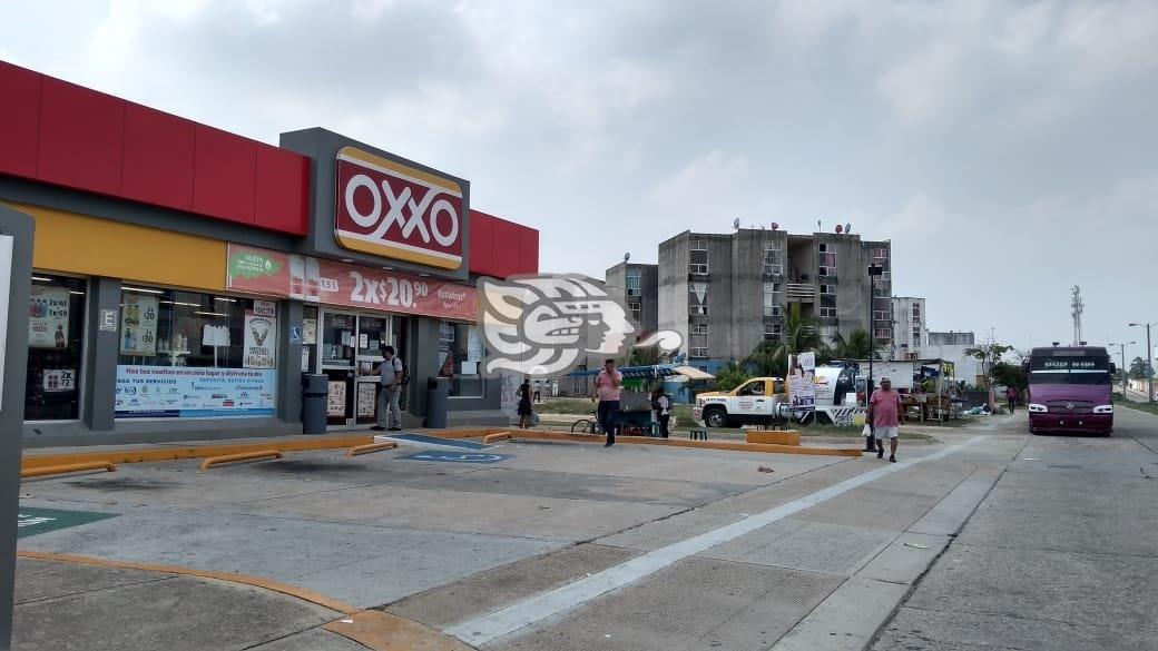 Delincuente con cuchillo asalta tienda Oxxo en Villas de Santa Martha