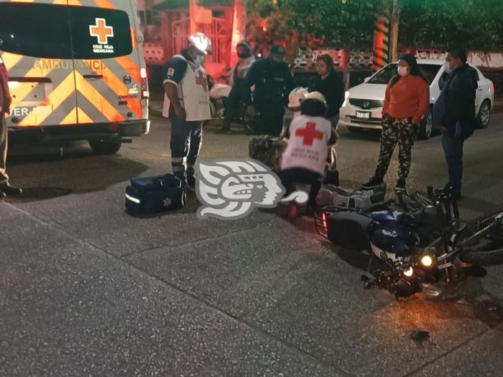 Motociclista provoca accidente al pasarse semáforo en rojo