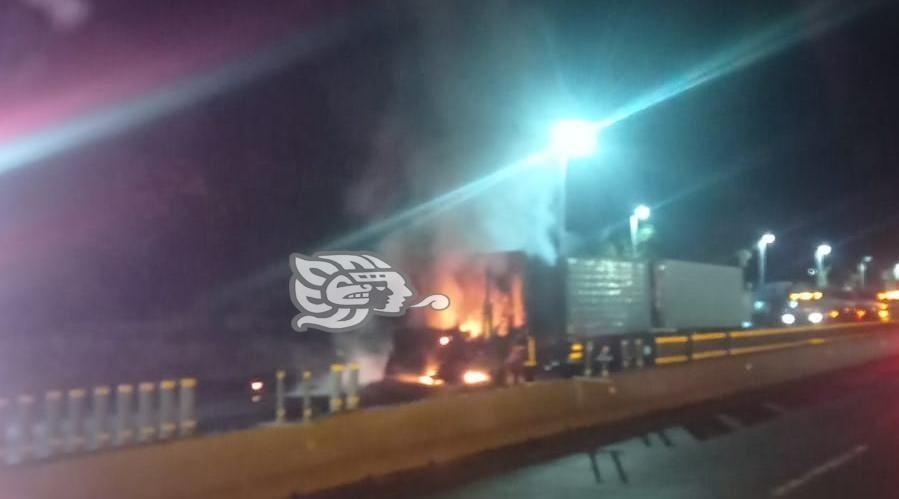 Tras presunto corto circuito, se incendia tráiler en la autopista Córdoba-Veracruz